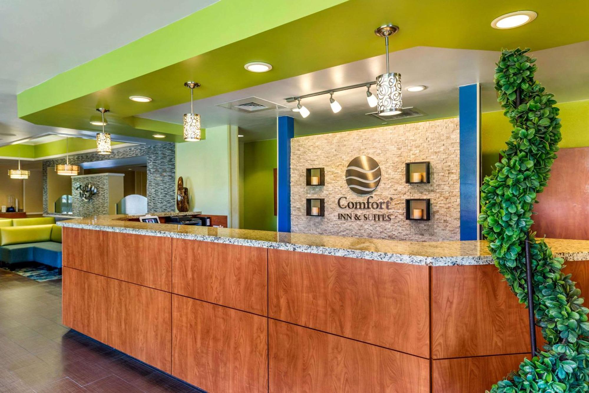 Comfort Inn & Suites Near Universal Orlando Resort-Convention Ctr Exterior photo