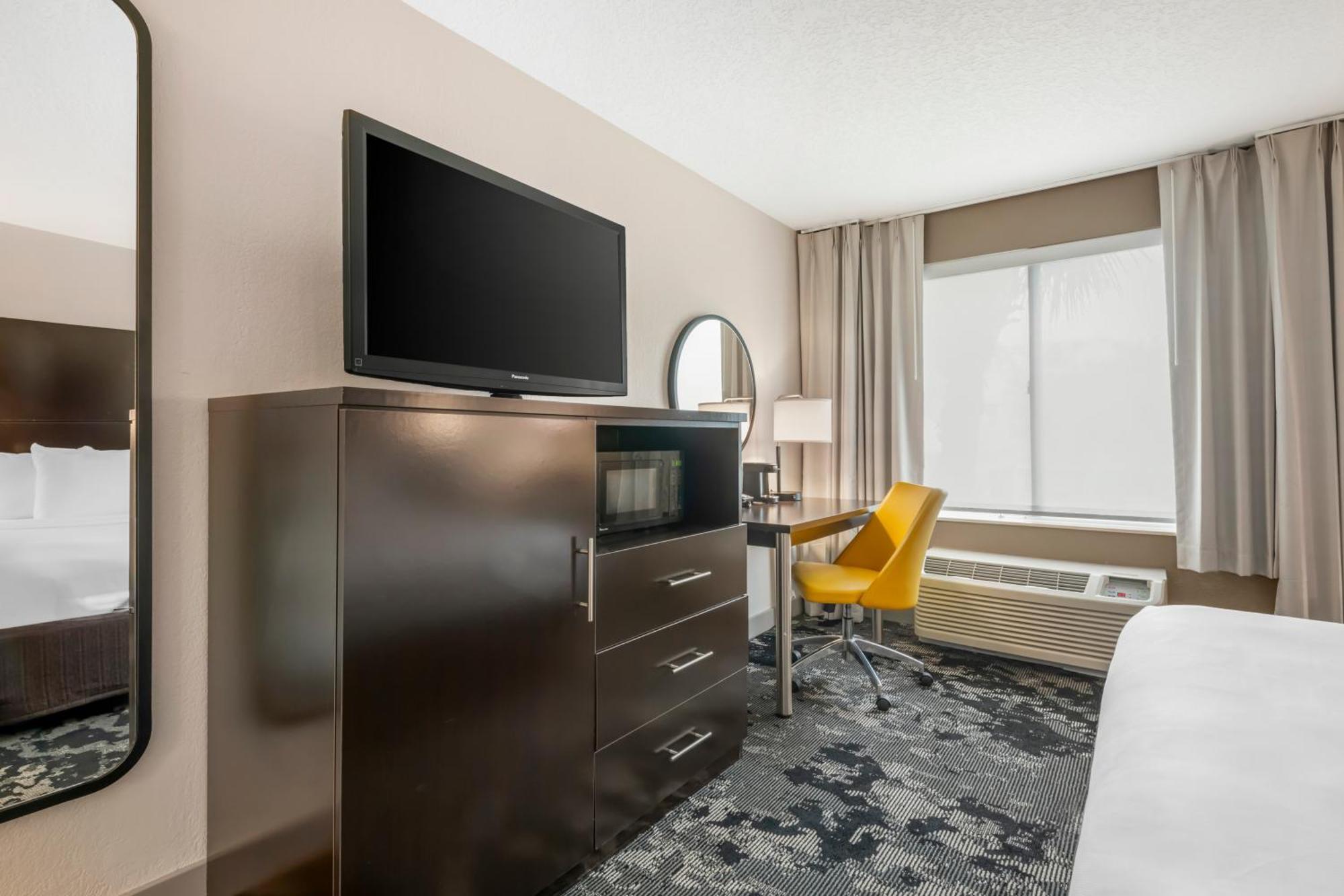 Comfort Inn & Suites Near Universal Orlando Resort-Convention Ctr Exterior photo