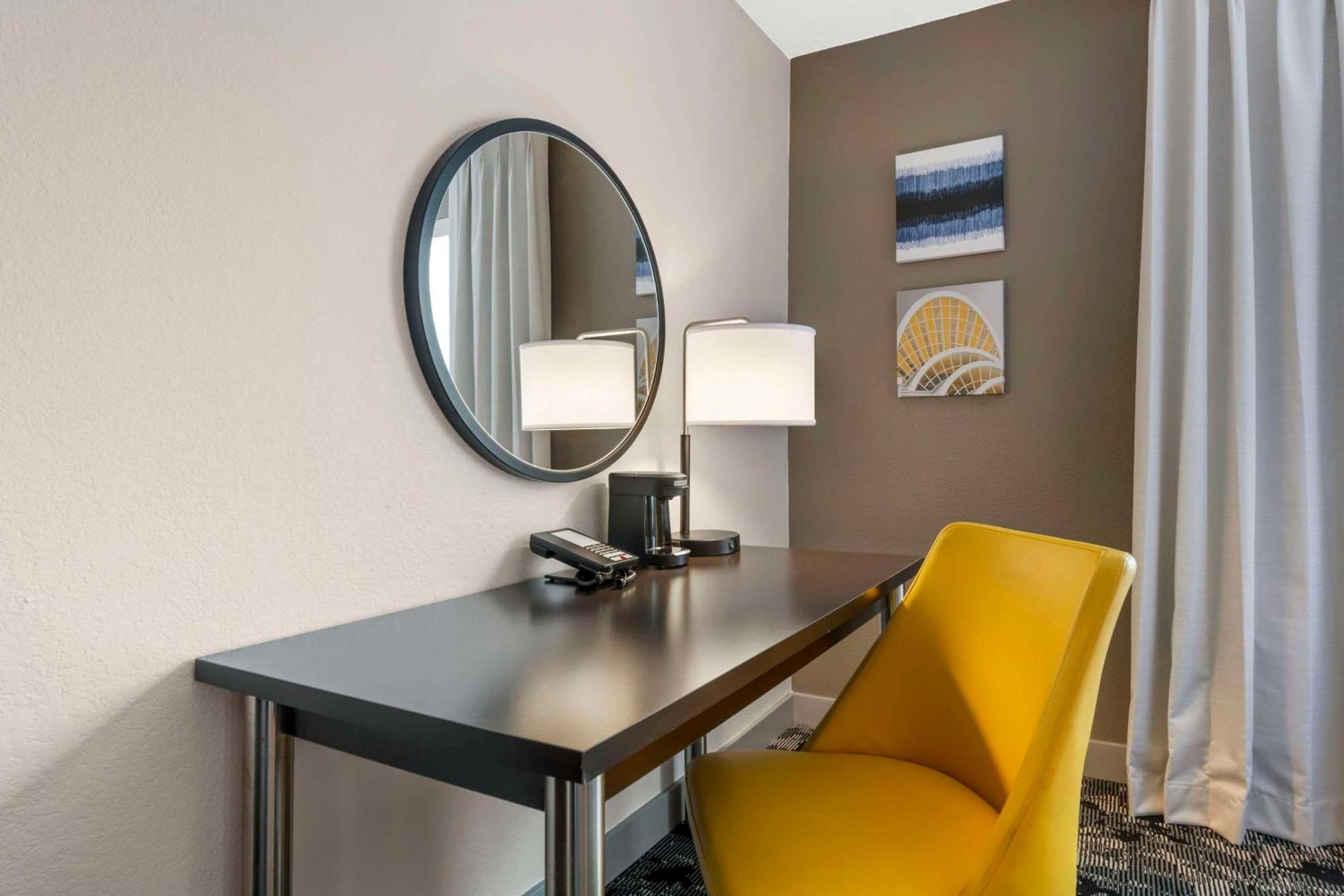 Comfort Inn & Suites Near Universal Orlando Resort-Convention Ctr Exterior photo